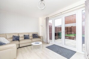 Interior - 4 Bed 3.5 Bath - Free Parking | Free WiFi | 2x En-suite Bedrooms | Self Check-in (Wakefield)