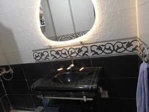 Serviettes fournies, savon, shampooing