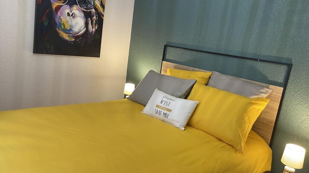 Charming apartment at the foot of the city with motorcycle garage