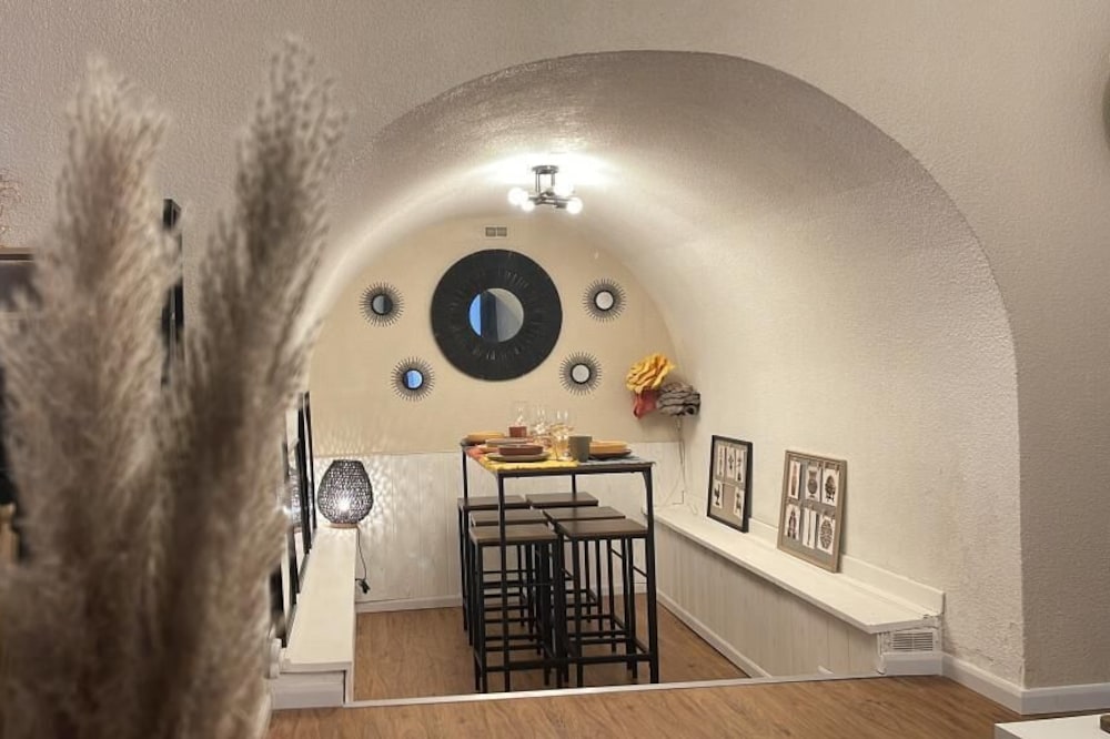 Charming apartment at the foot of the city with motorcycle garage