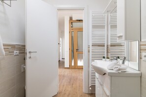 Dusch, hårtork och handdukar