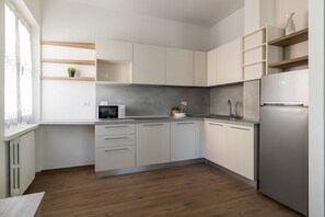 Réfrigérateur, micro-ondes, plaque de cuisson, lave-vaisselle