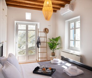 3 عدّة غرف نوم وواي فاي وملاءات أسرّة