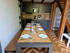 Een koelkast, een microgolfoven, een kookplaat