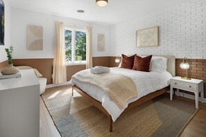 9 bedrooms, iron/ironing board, travel cot, WiFi - Cayuga Lake | 18 Guest | Wine Trail | Lake Access (Ovid)