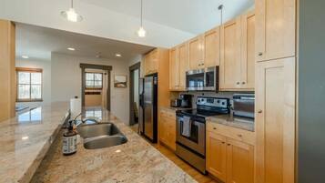 Fridge, microwave, stovetop, dishwasher