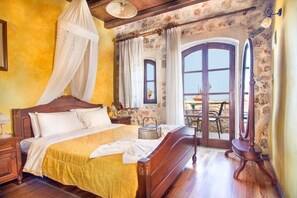 5 bedrooms, desk, travel crib, WiFi - Samonas Traditional Villas whith breathtaking views. 5 maisonettes (Chania)