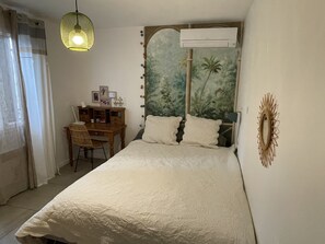 3 chambres, bureau, fer et planche à repasser, lit parapluie