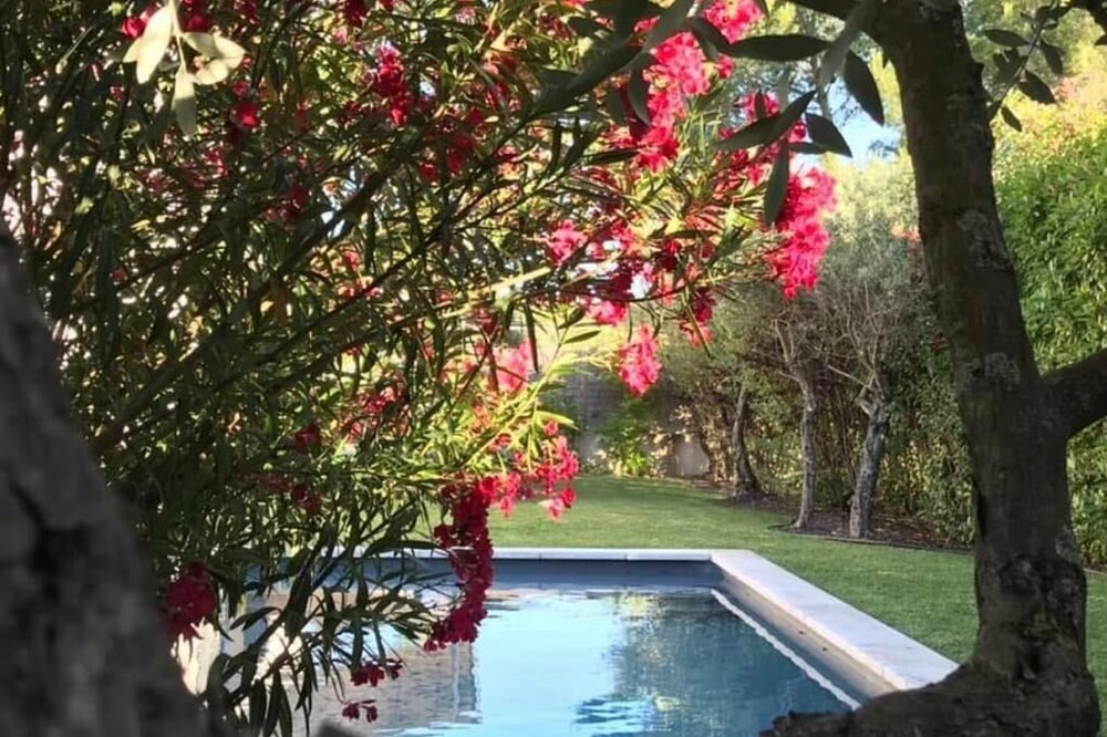 Villa in the countryside of Aix-en-Provence with swimming pool, bowling alley, air conditioning...