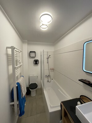 Sèche-cheveux, serviettes fournies, savon, shampoing