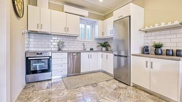 Refrigerador, horno, parrilla de estufa y lavavajillas