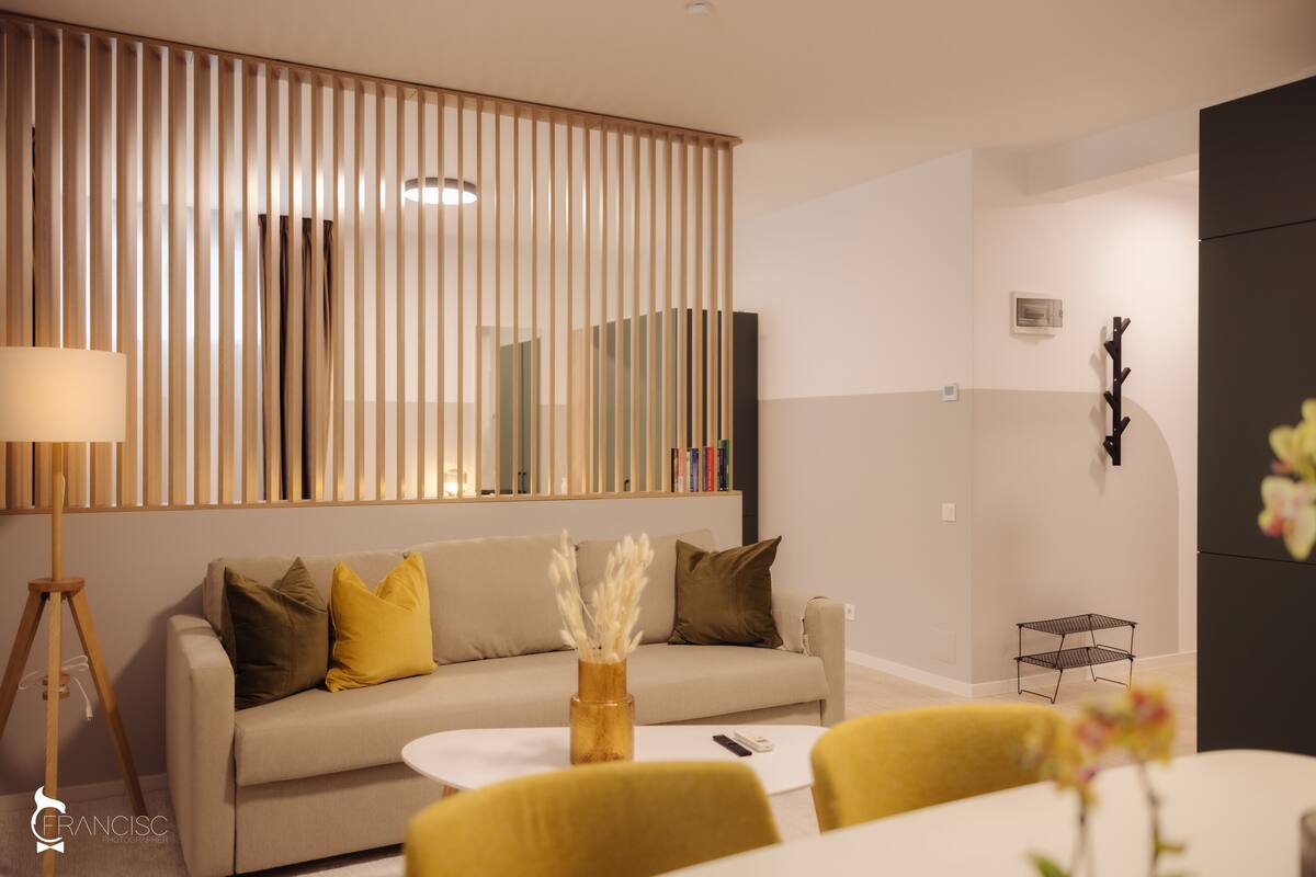 Ein modernes Wohnzimmer mit einer Couch, einem Couchtisch und einem Essbereich.