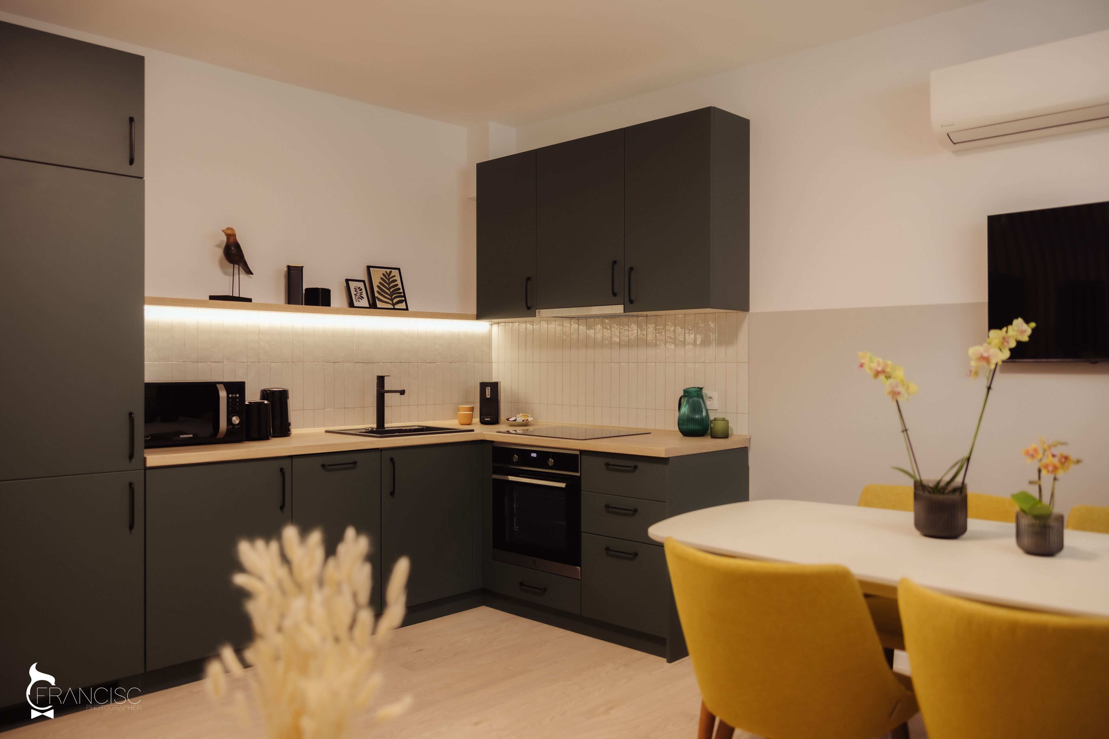 Junior Apartment | Private kitchen | Mini-fridge, microwave, oven, stovetop