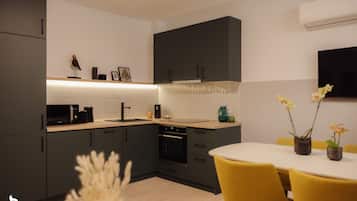 Junior Apartment | Private kitchen | Mini-fridge, microwave, oven, stovetop