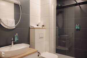 Junior-íbúð | Baðherbergi | Sturta, regnsturtuhaus, hárblásari, inniskór