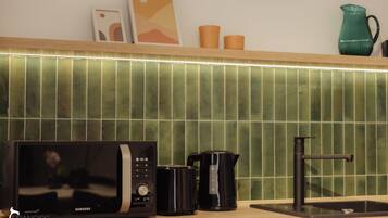 Cuina amb microones, cafetera i rentapesos.