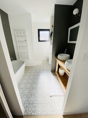 Douche, sèche-cheveux, savon, shampoing