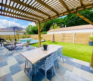 Outdoor dining - Charming house with swimming pool ideal for your vacations. (Le Taillan-Médoc)