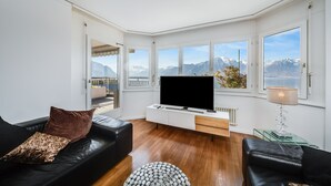 Deluxe Apartment | Living room | 100-cm LCD TV with digital channels, TV, DVD player - Spacious Panoramic Penthouse in Montreux (Montreux)