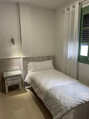 Habitació individual bàsica | Roba de llit d'alta qualitat, cobrellits i escriptori