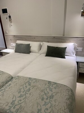 Basic Double Room | Premium bedding, down comforters, desk, laptop workspace - Hostal Fleming (Lebrija)