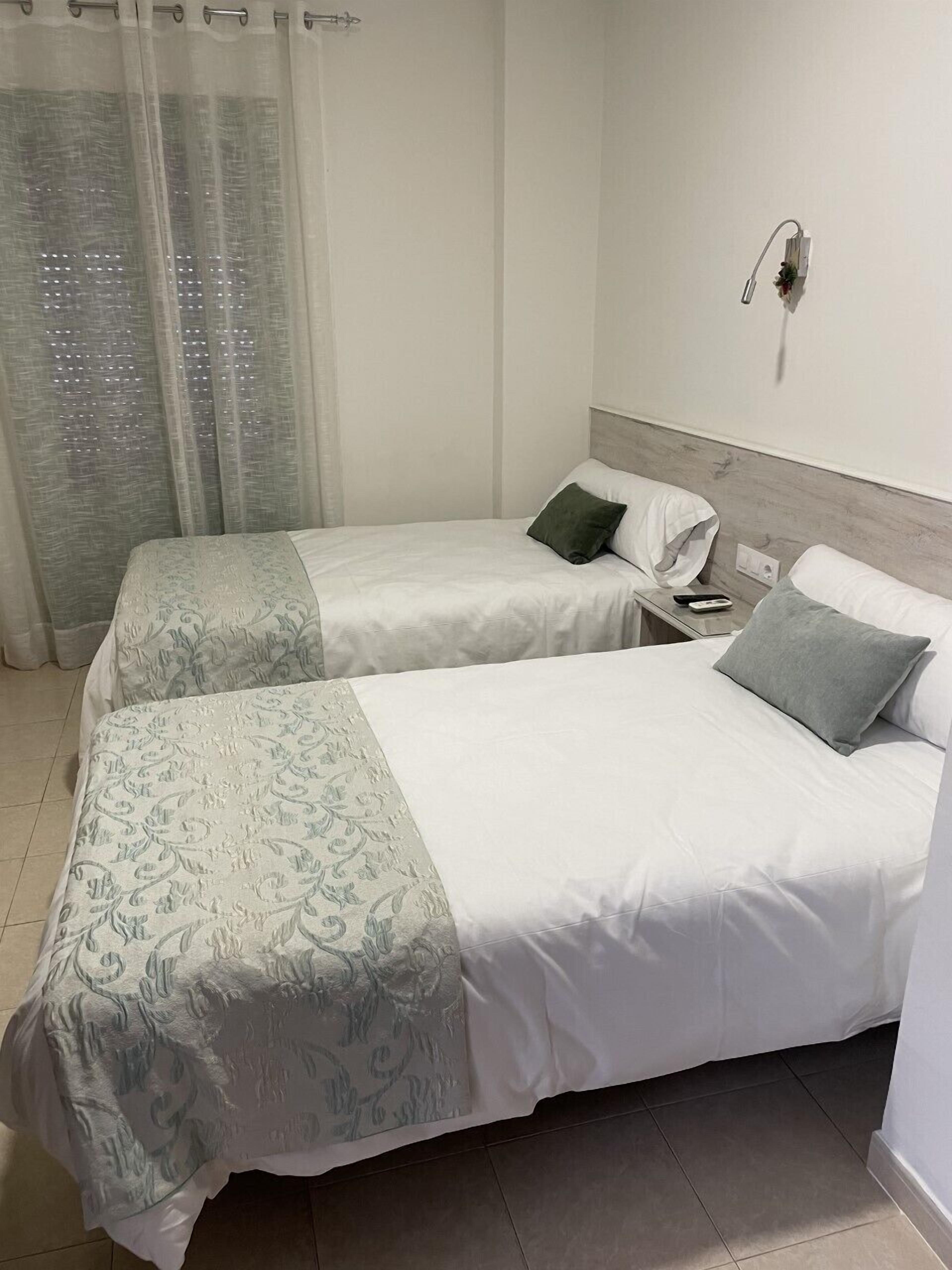 Phòng đôi cơ bản | Bộ đồ giường cao cấp, chăn bông, bàn 