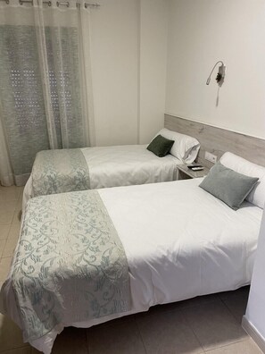 Ropa de cama de alta calidad, cubrecamas y escritorio