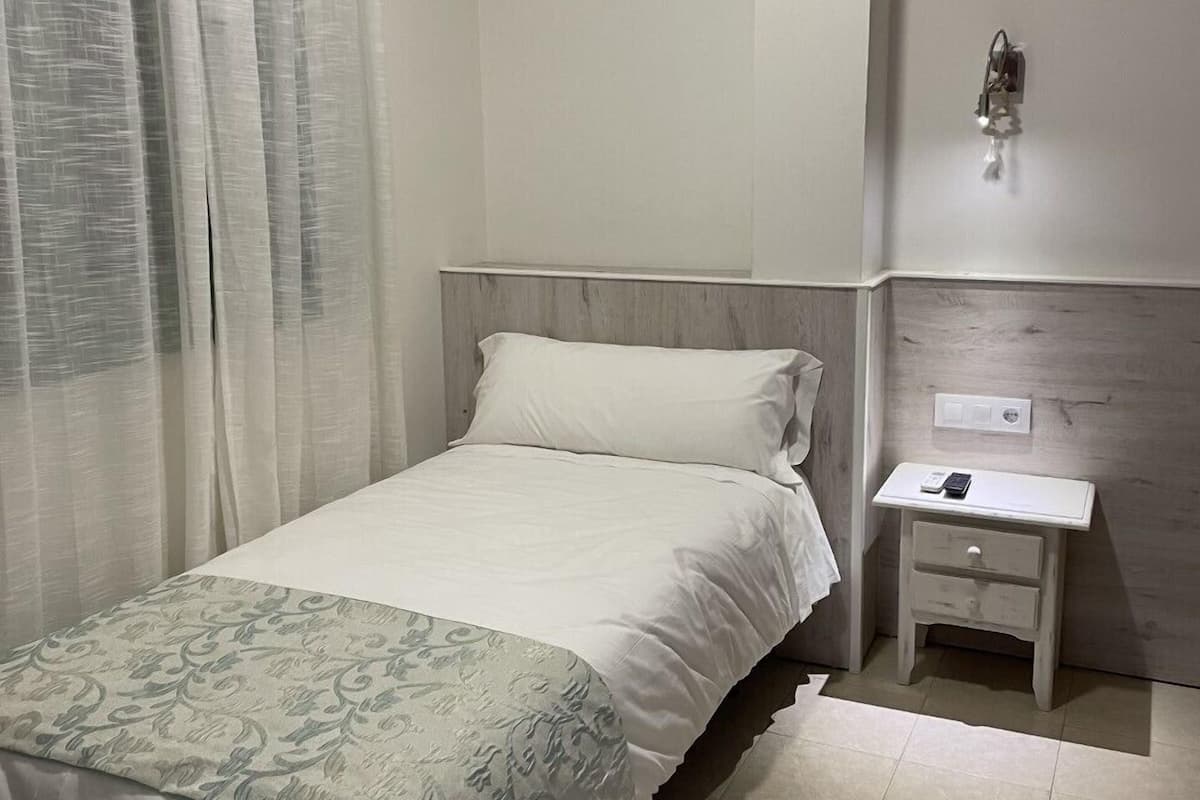 Singola Basic | Biancheria da letto di alta qualità, copriletto in piuma, una scrivania