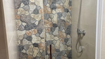 Habitación básica doble | Baño | Ducha y bañera combinadas y artículos de higiene personal gratuitos
