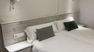 Basic-Doppelzimmer | Hochwertige Bettwaren, Daunenbettdecken, Schreibtisch