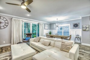 Smart TV, table tennis - (119) Heated Pool, Hot Tub, Walk to the Beach, Elevator, EV Charger (Hilton Head Island)