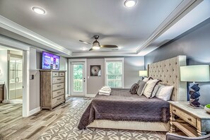 6 bedrooms, iron/ironing board, travel crib, free WiFi - (119) Heated Pool, Hot Tub, Walk to the Beach, Elevator, EV Charger (Hilton Head Island)