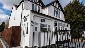 A two-story building with a white facade, black trim, and a number '253' sign. - Casa Lobo's Beautiful Suites +free offroad parking (Wolverhampton)
