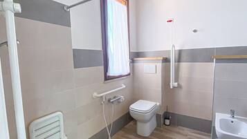 Doccia, asciugacapelli, bidet, asciugamani