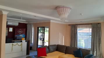 Deluxe Double Room | Ruang tamu | 48 cm televisyen plasma dengan satelit, TV