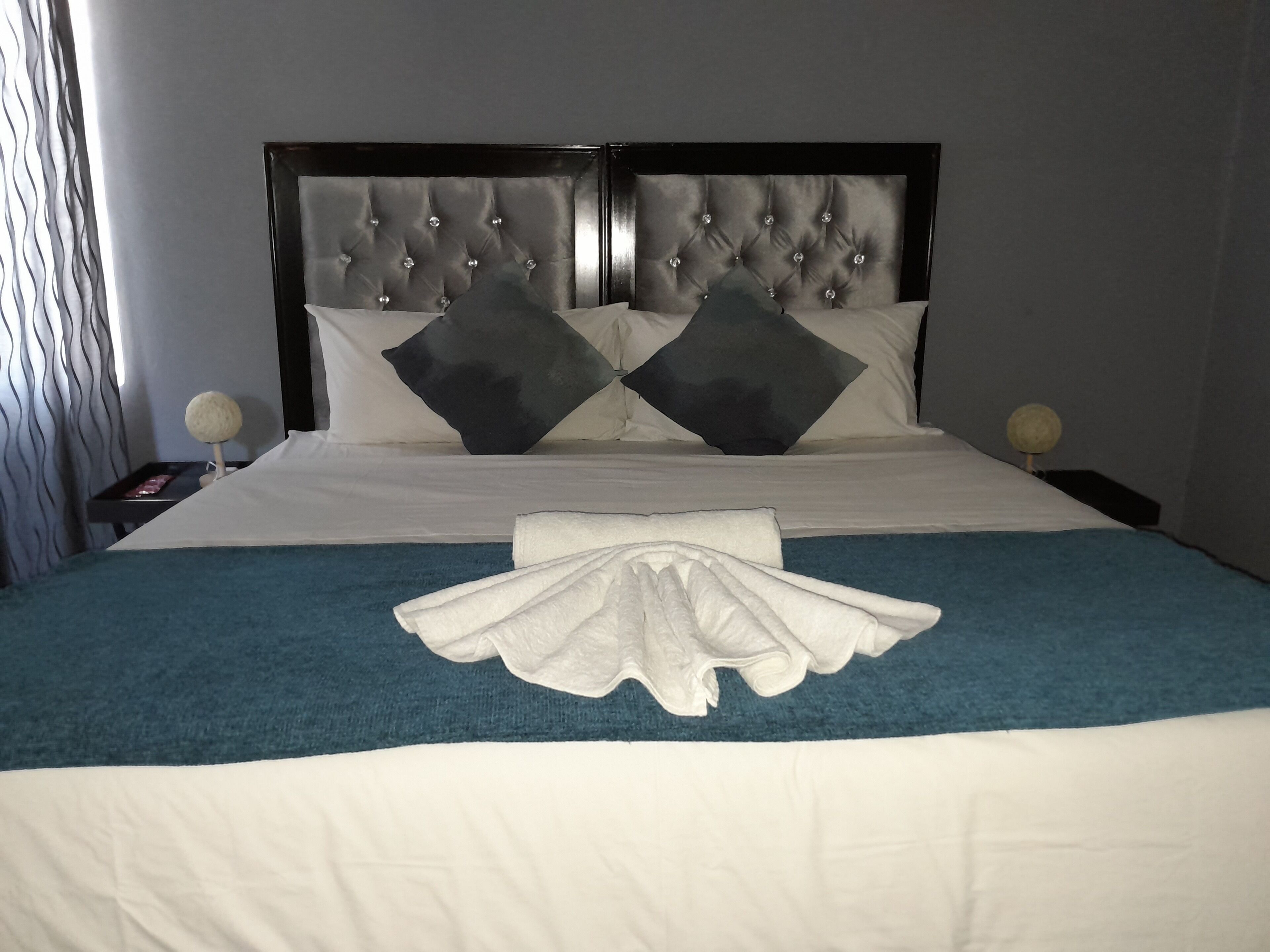 Chambre Double Deluxe | Décoration personnalisée, ameublement personnalisé, bureau