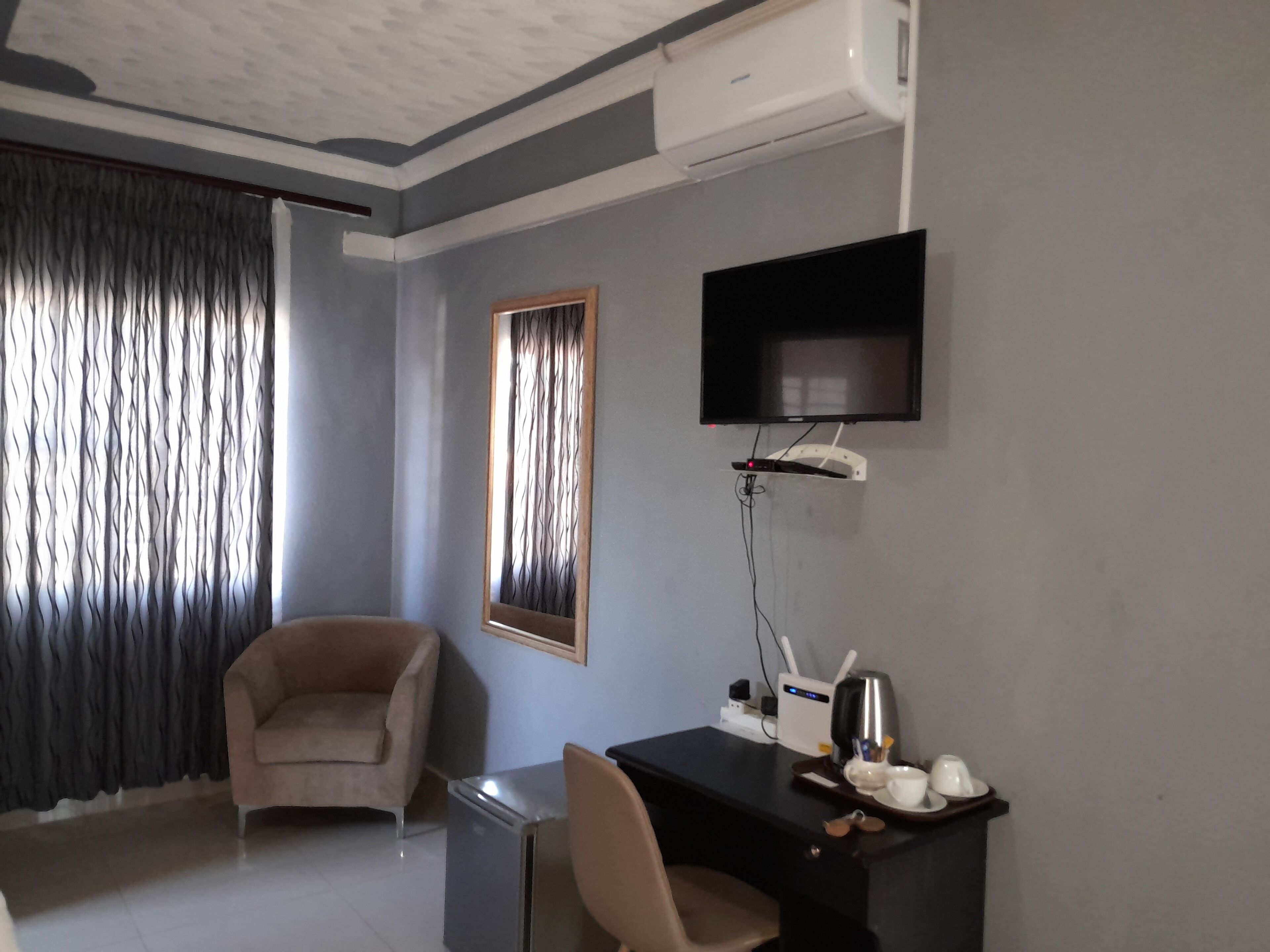 Dihias secara berasingan, dilengkapkan perabot secara berasingan, meja 