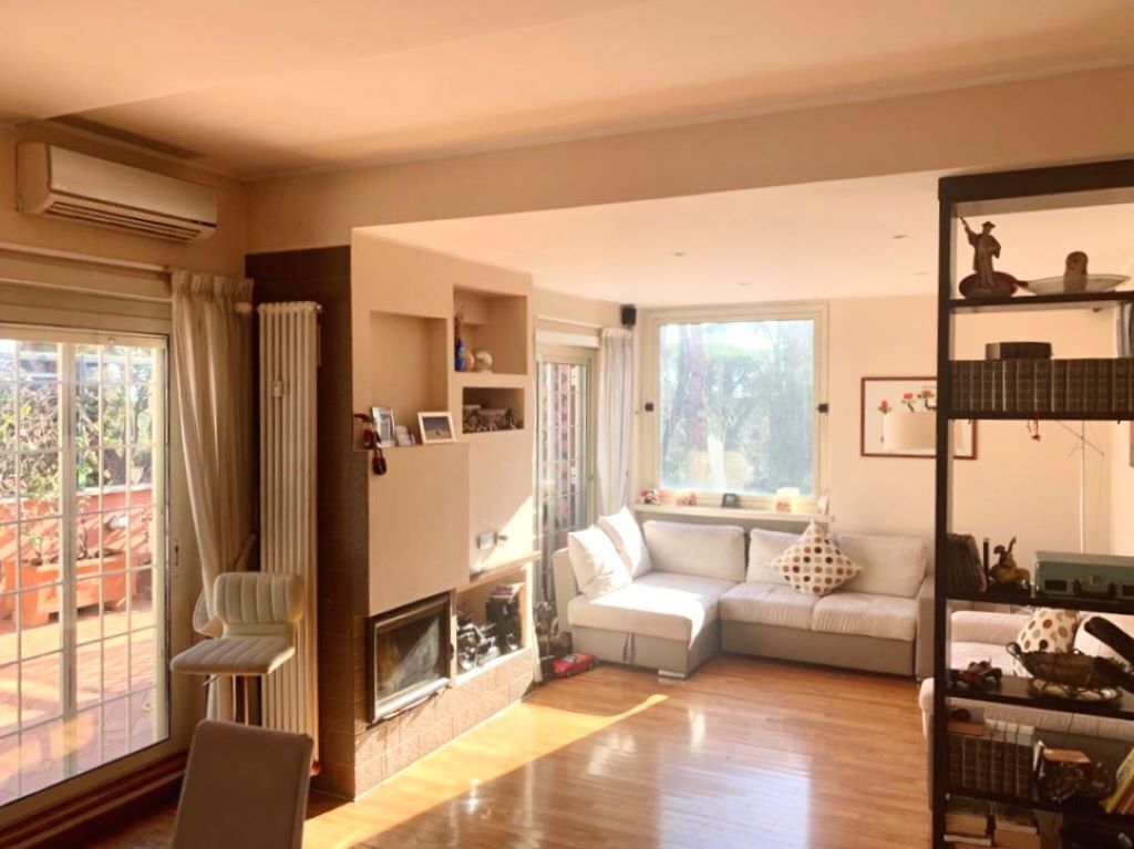 Penthouse "The Great Beauty". The large and bright apartment in the greenery of Rome