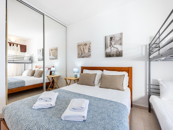 2 habitaciones, tabla de planchar con plancha, wifi y ropa de cama 