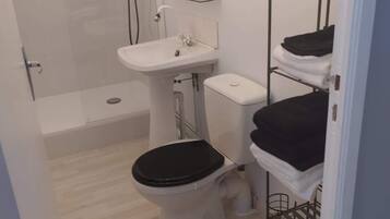 Een haardroger, handdoeken, zeep, shampoo