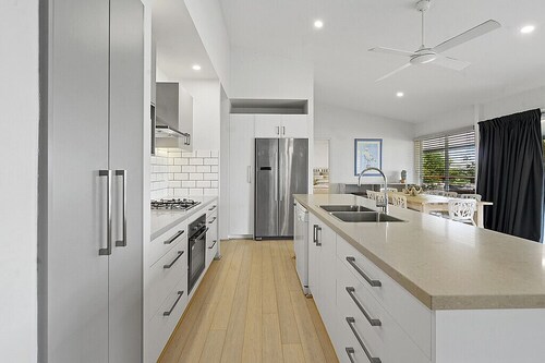 Stunning Beach House with Ocean Views on Stradbroke Island