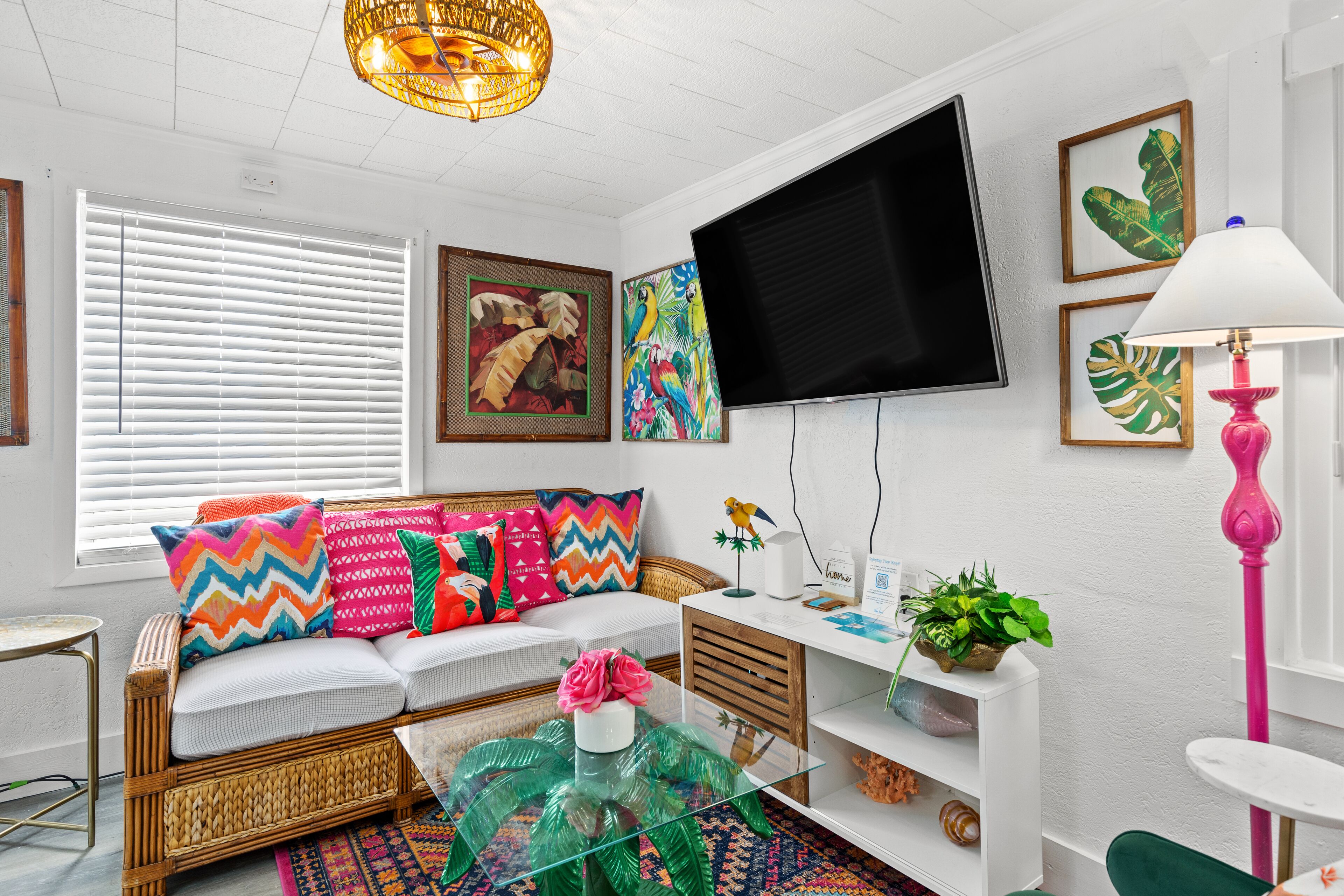 Colorful Tropical Paradise, Close to Beach! Monthly Available!