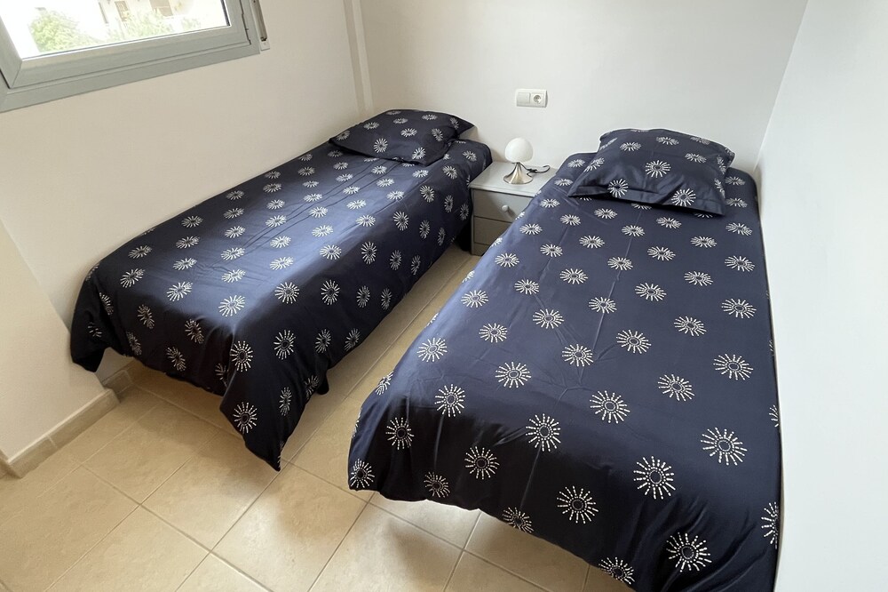 superb apartment, 3 bedrooms, 6 places, 2 bathrooms, 50 m from the sea, sea view, wifi, parking