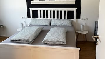 1 chambre, bureau, fer et planche Ă repasser, lit parapluie