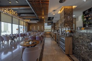 Daily buffet breakfast (JOD 8 per person)