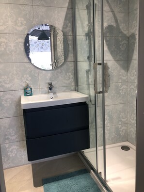 Deluxe tweepersoonskamer | Badkamer | Een douche, gratis toiletartikelen, handdoeken, zeep