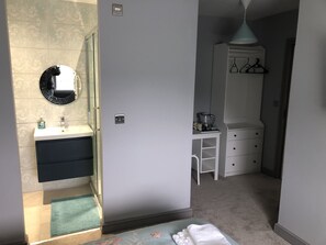 Habitación doble Deluxe | Escritorio, espacio para trabajar con laptop y ropa de cama
