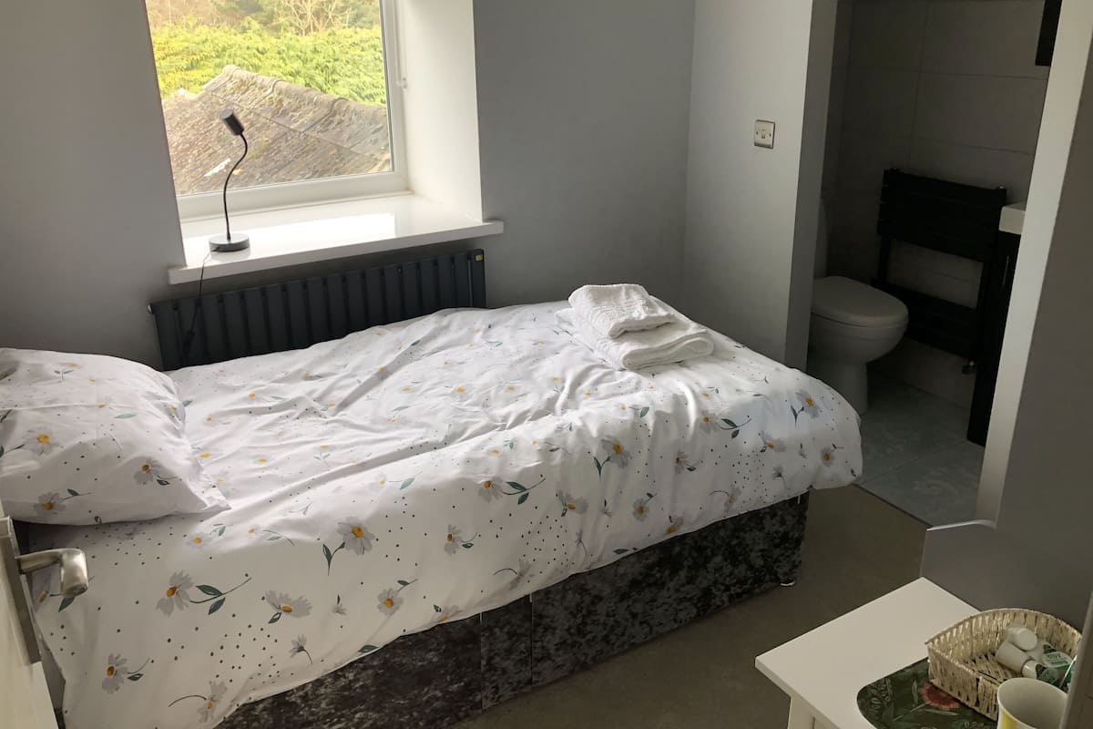 Deluxe eenpersoonskamer | Een bureau, een laptopwerkplek, beddengoed