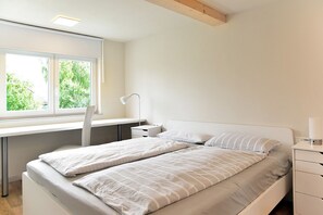 4 habitaciones, caja de seguridad en la habitación y escritorio 