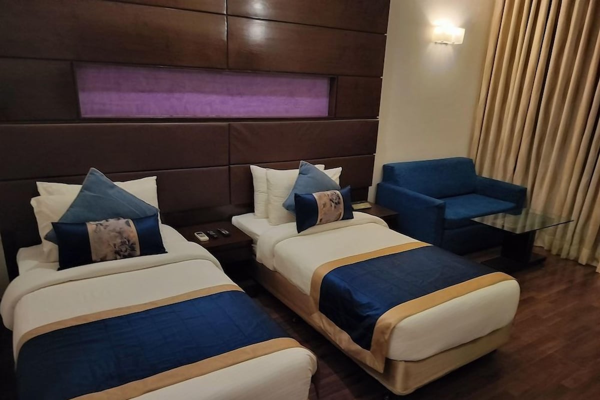 In-room safe, desk, laptop workspace, soundproofing